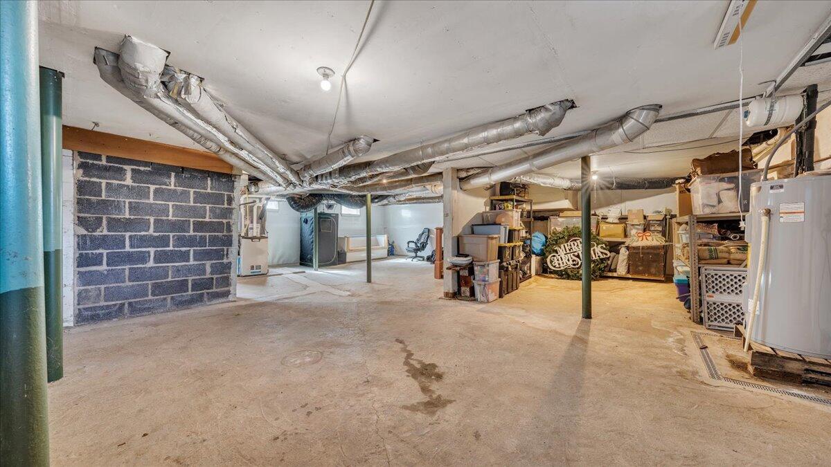 53 Angell LN