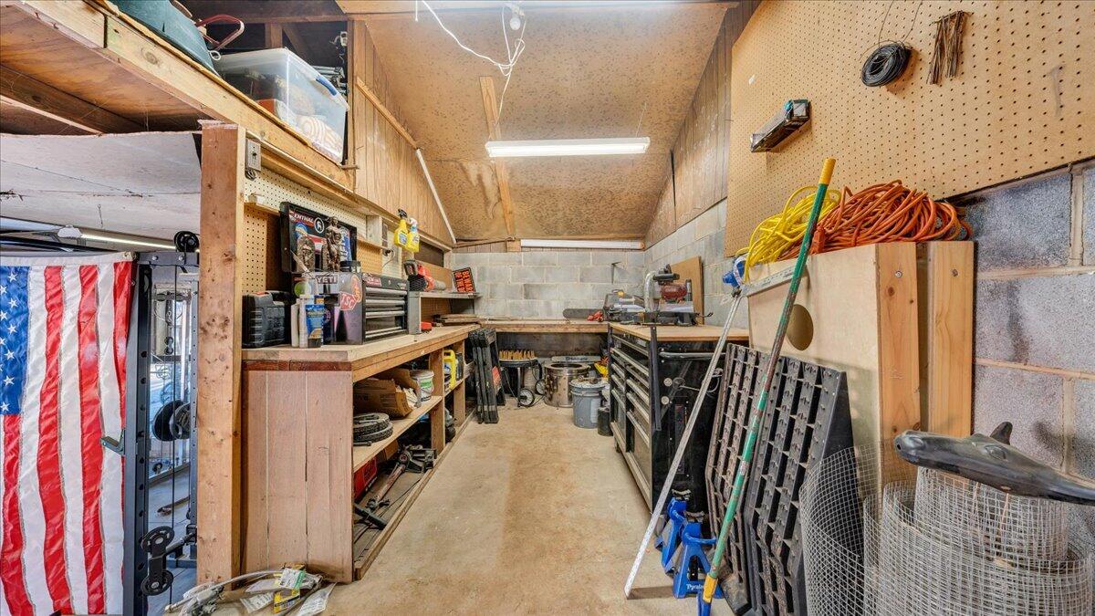 53 Angell LN