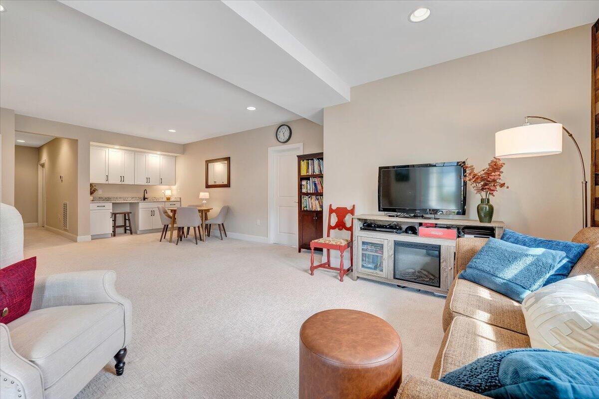 6996 Fairway Ridge RD