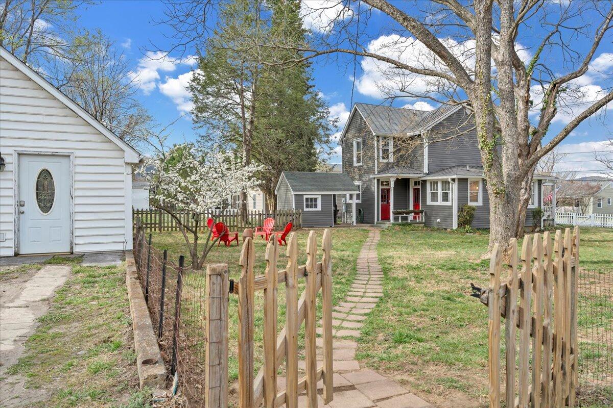 902 Piedmont AVE