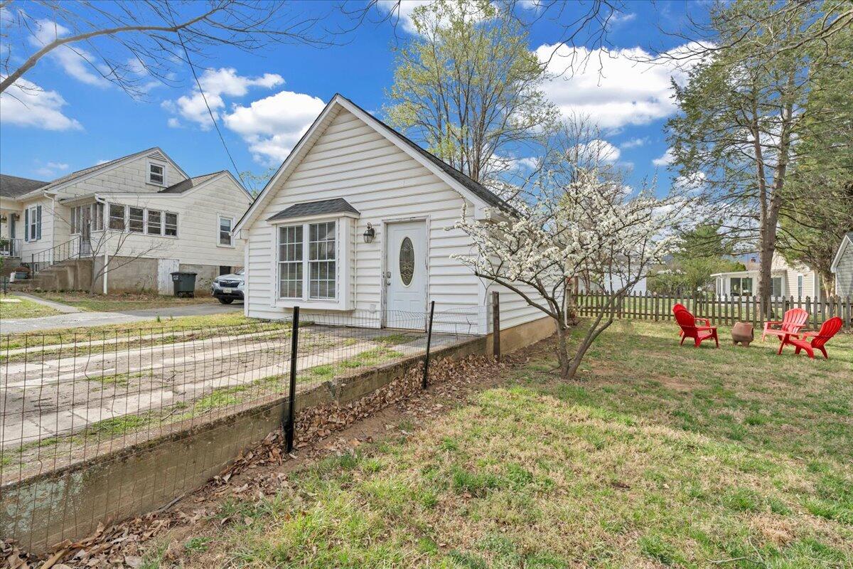902 Piedmont AVE