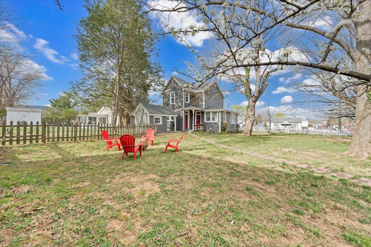 902 Piedmont AVE