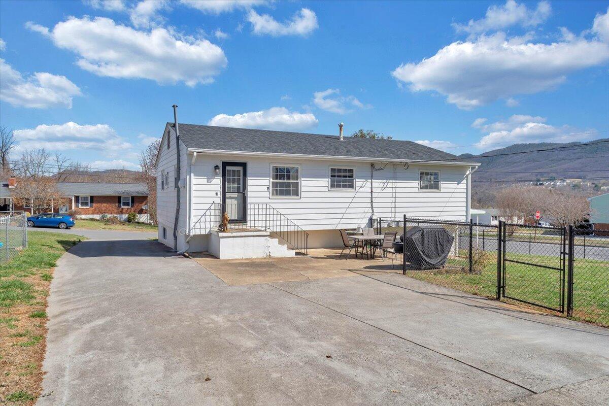 219 Houston AVE NE