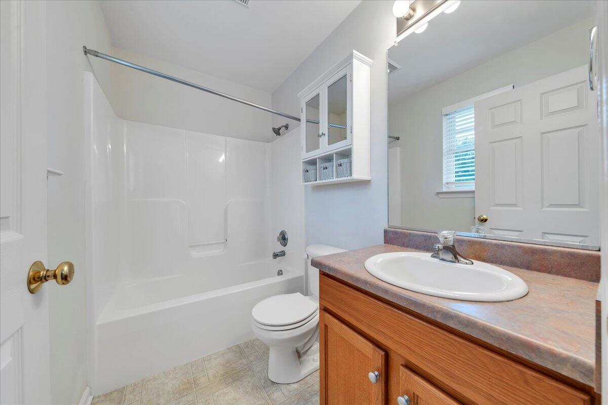 3382 Village Court LN NE