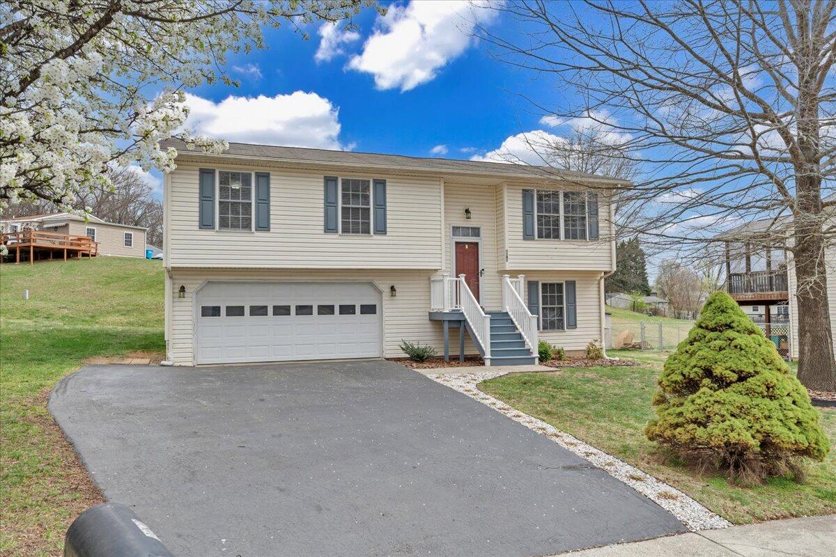 3382 Village Court LN NE