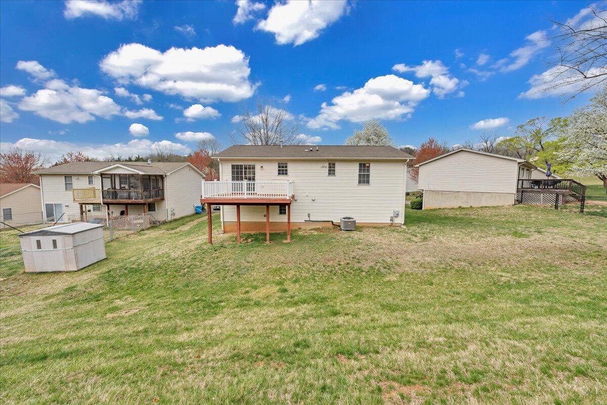 3382 Village Court LN NE
