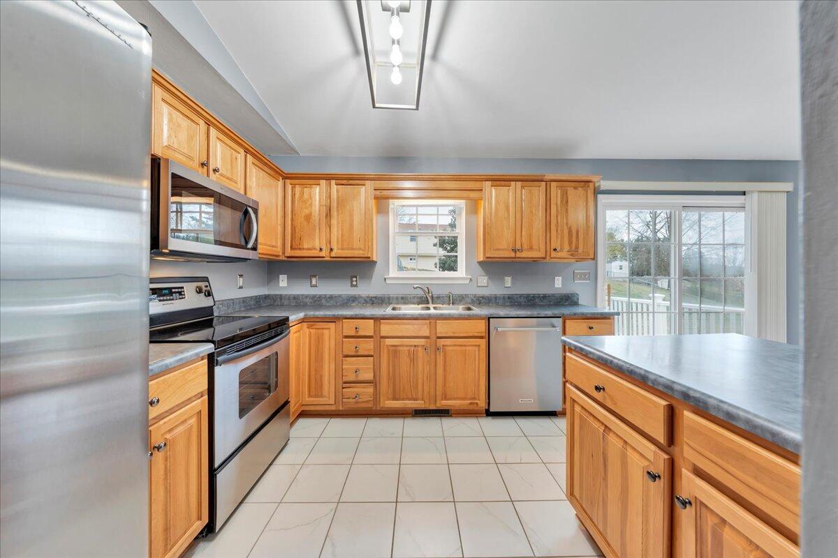 3382 Village Court LN NE