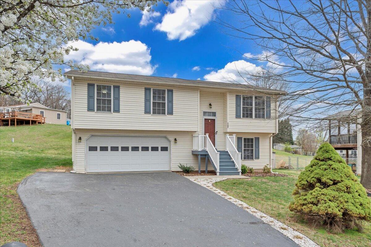 3382 Village Court LN NE