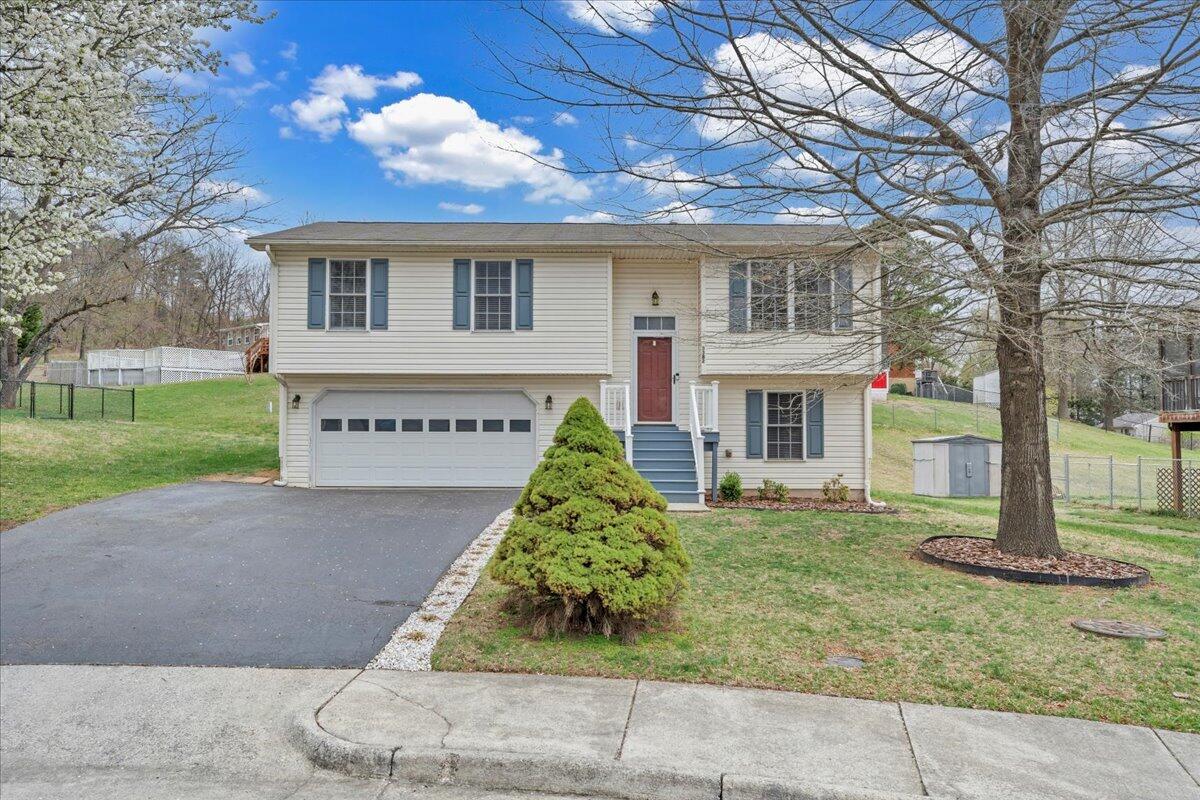 3382 Village Court LN NE