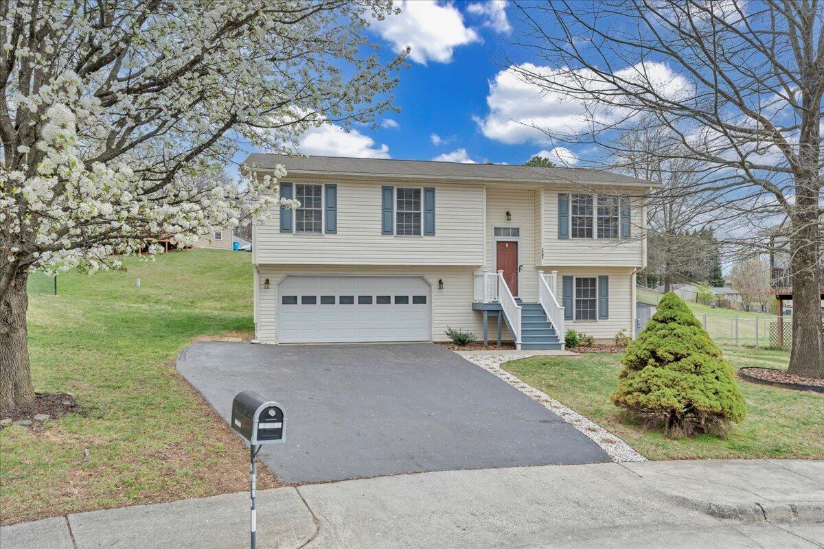 3382 Village Court LN NE