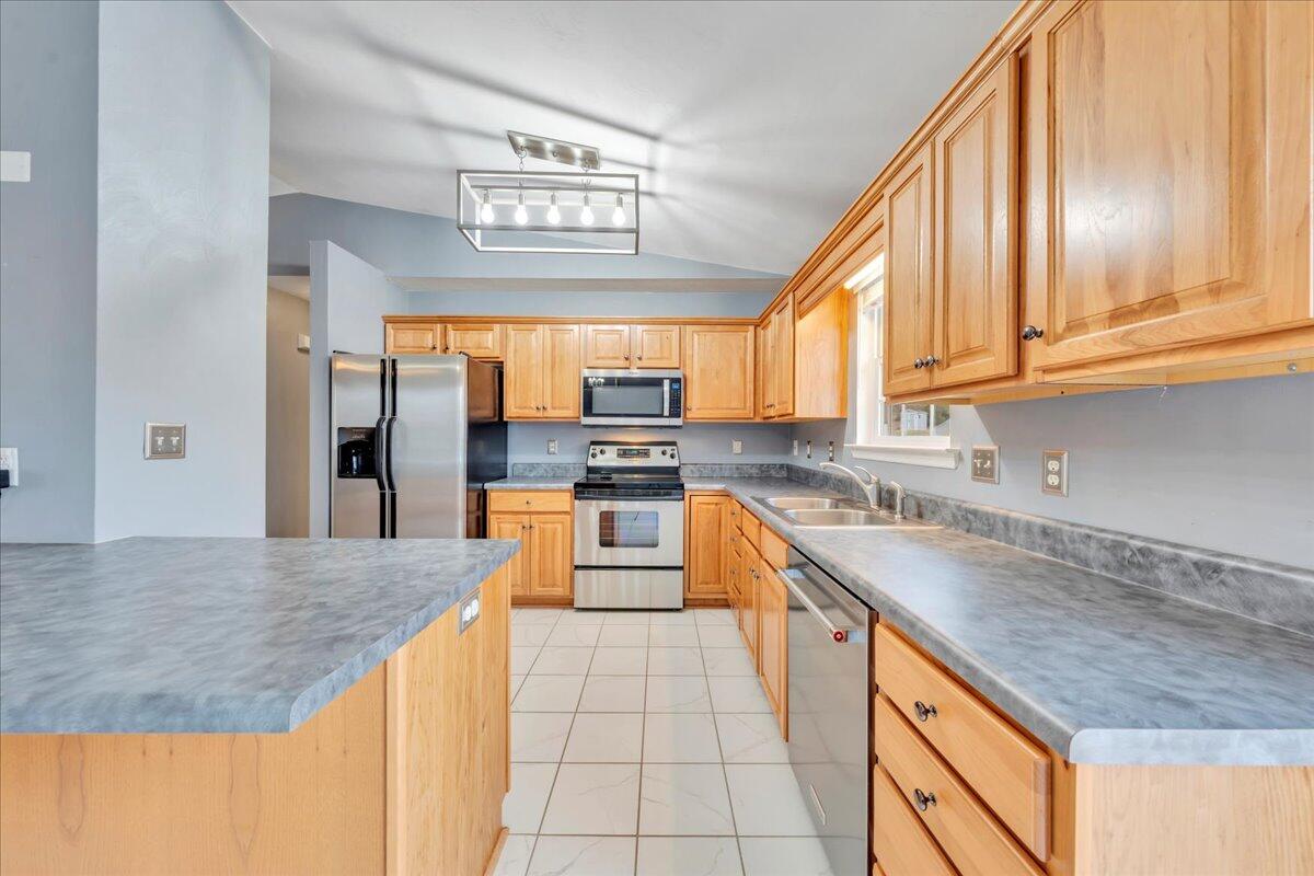 3382 Village Court LN NE