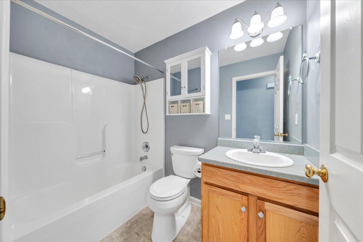 3382 Village Court LN NE