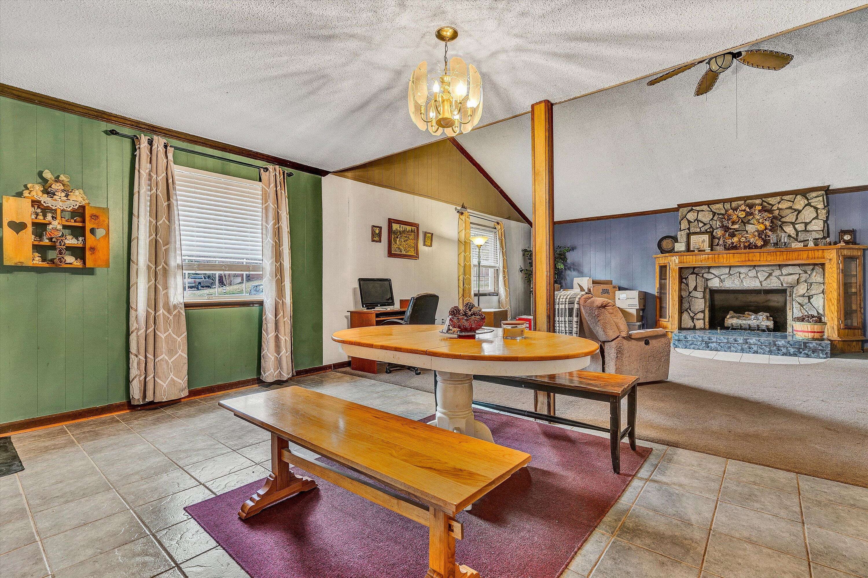 464 Oak DR