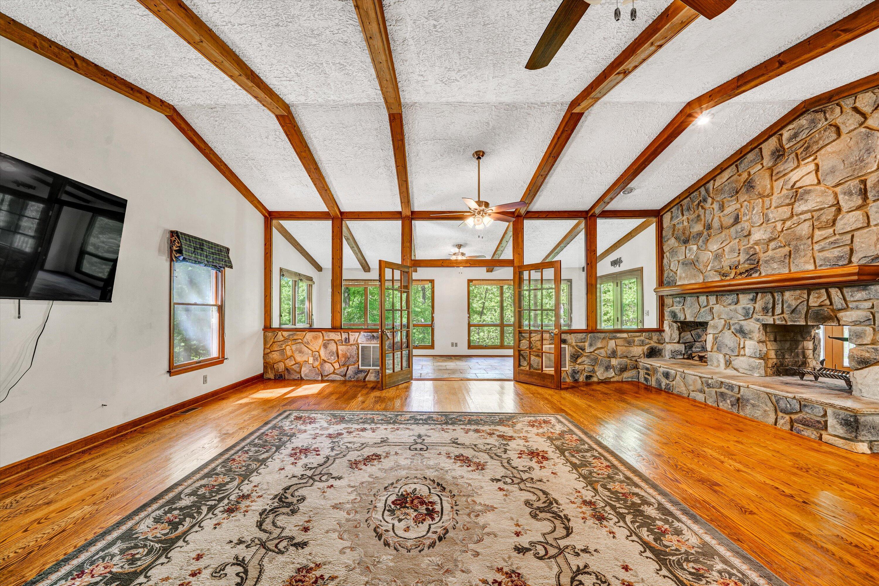 104 Hickory Lake LN