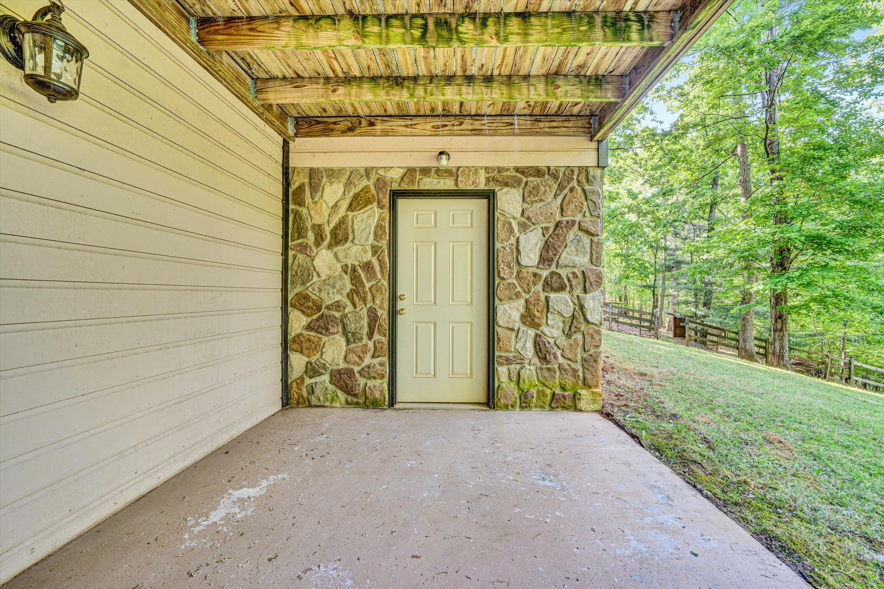 104 Hickory Lake LN