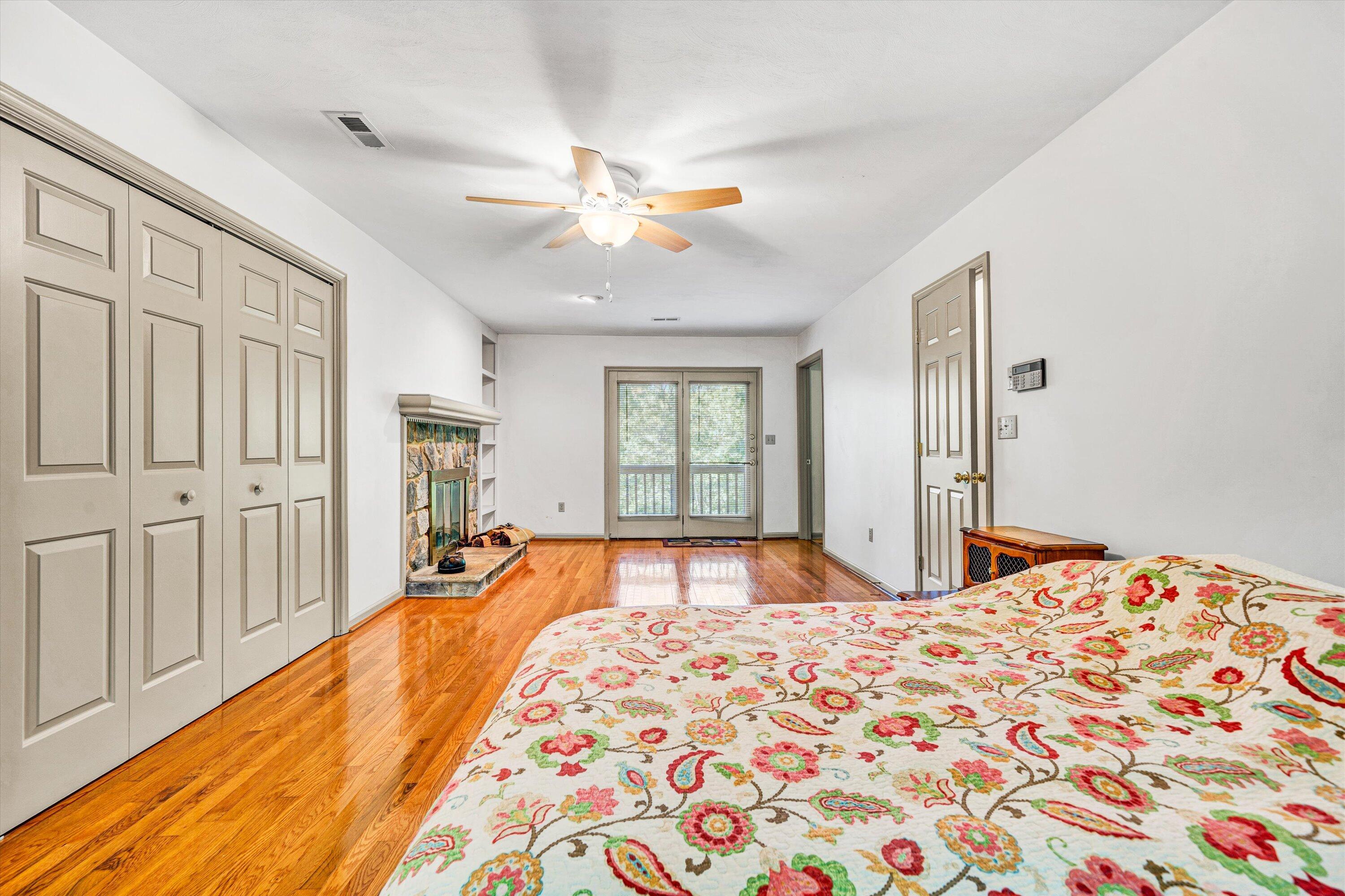 104 Hickory Lake LN