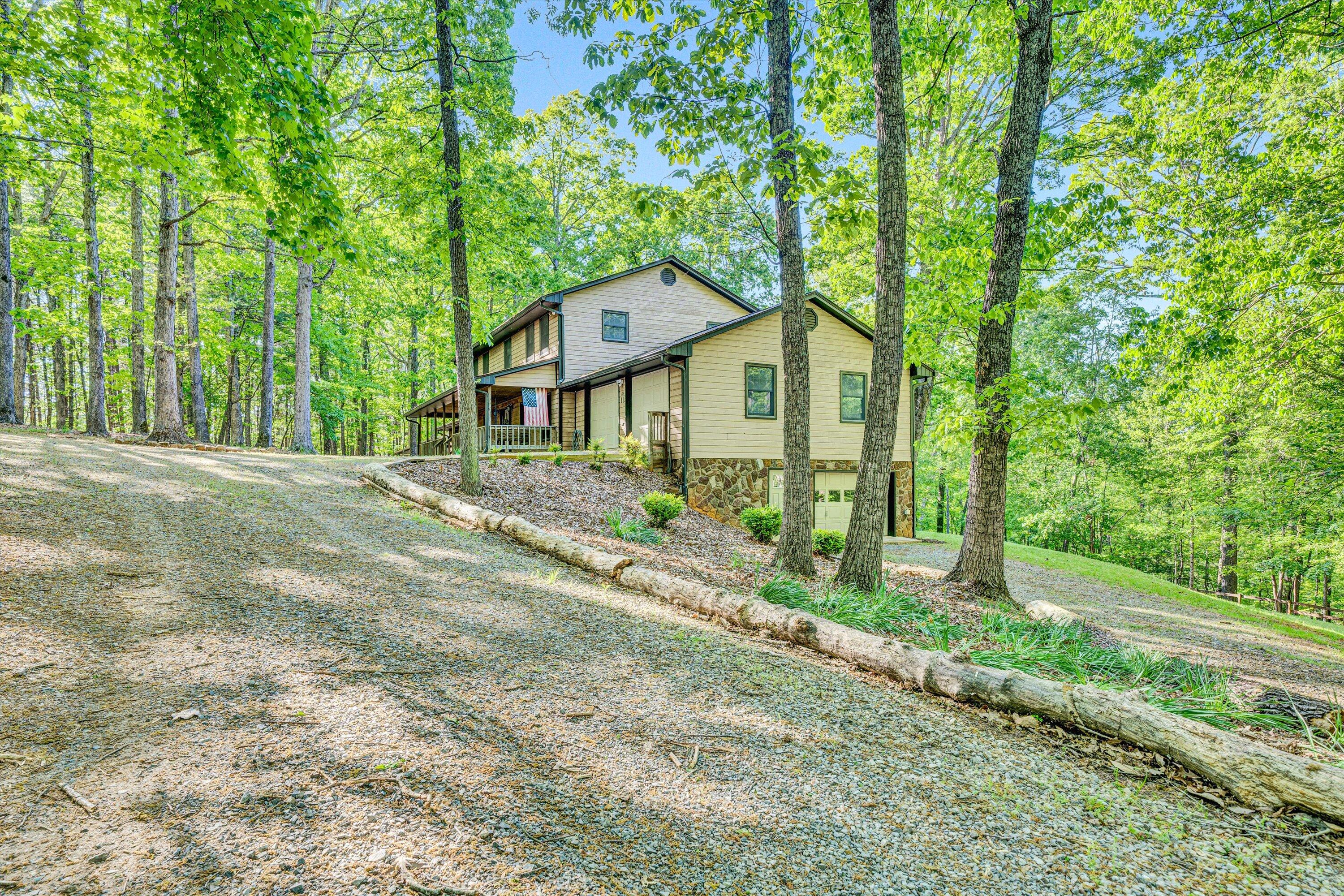 104 Hickory Lake LN