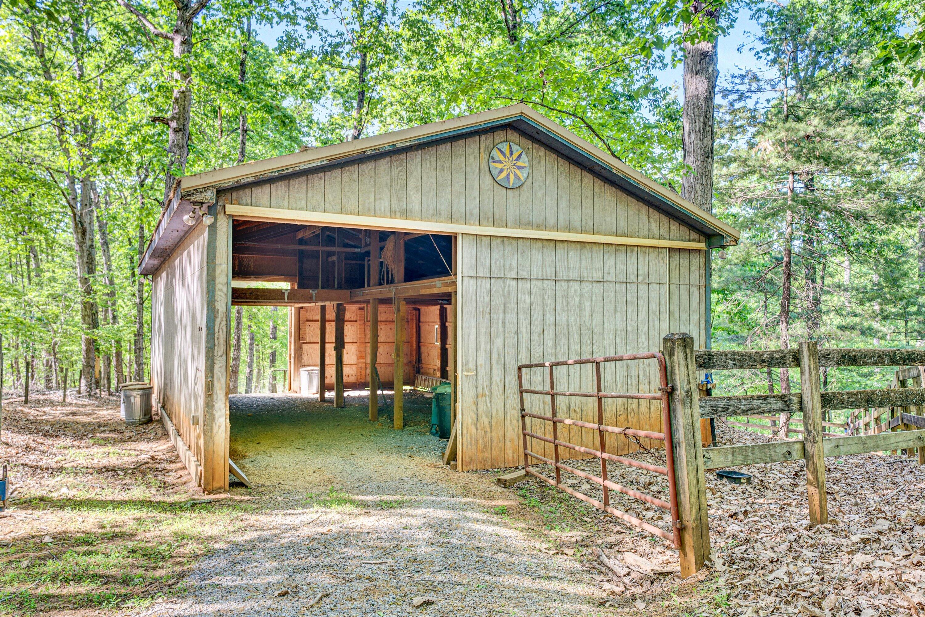 104 Hickory Lake LN