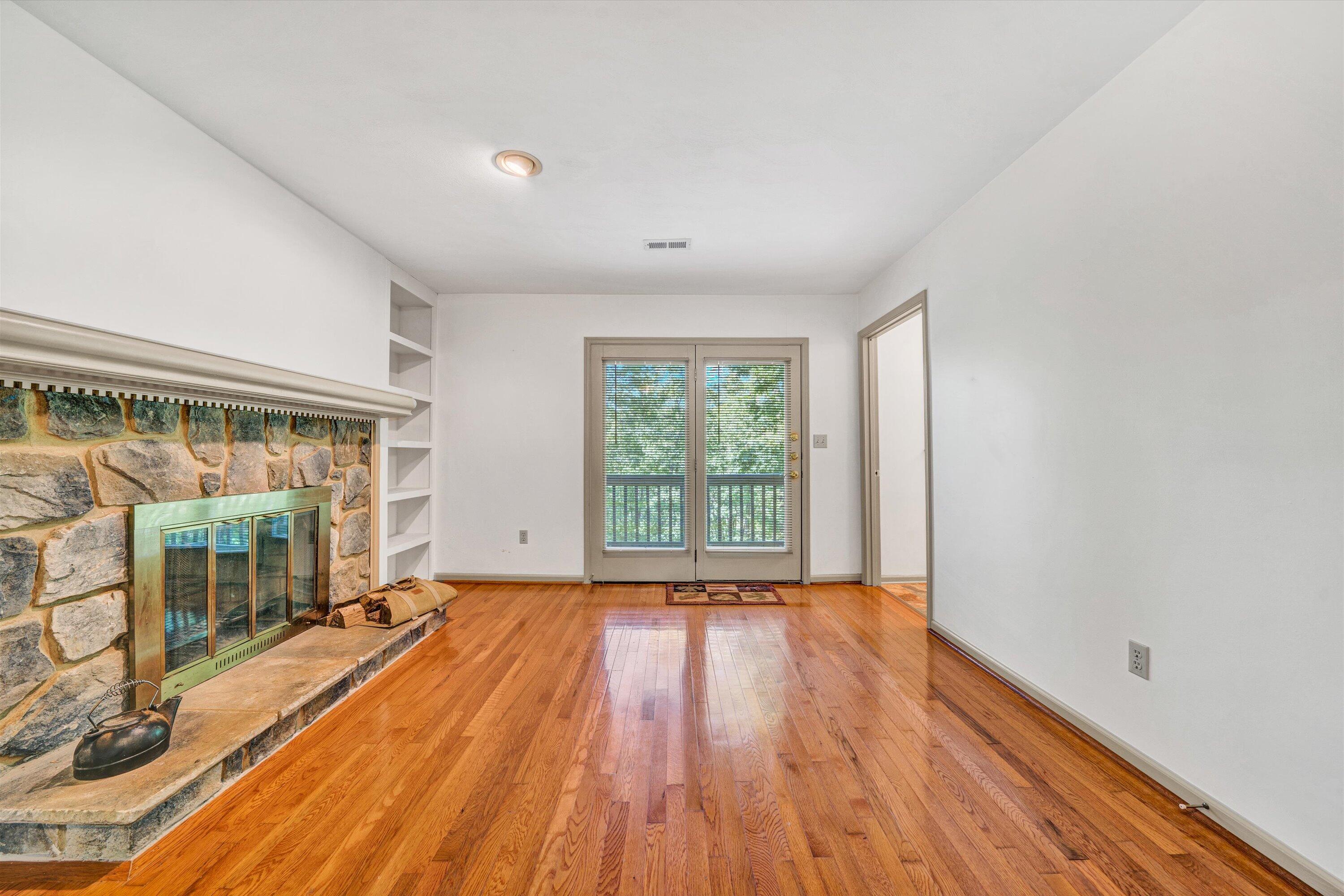 104 Hickory Lake LN