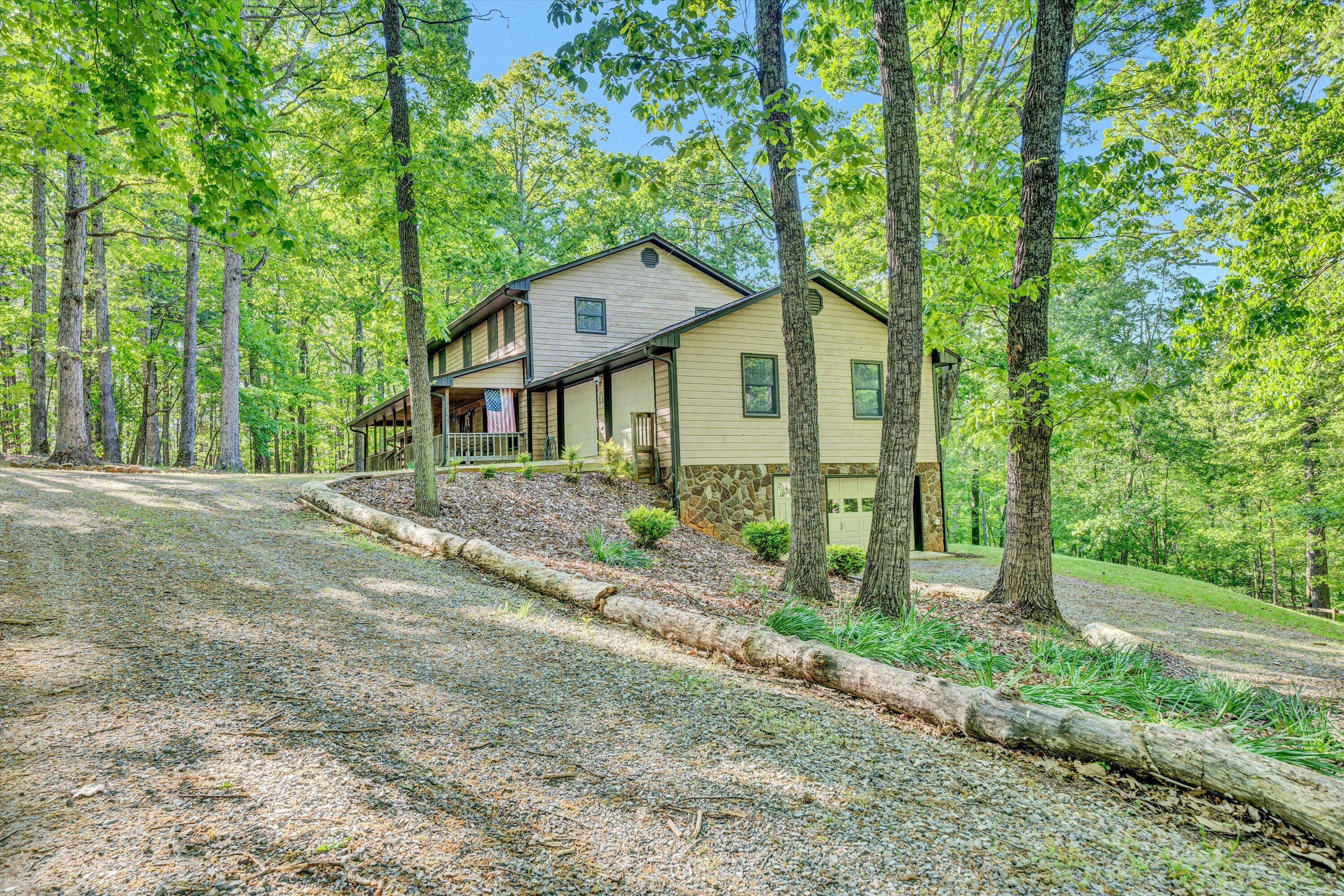 104 Hickory Lake LN