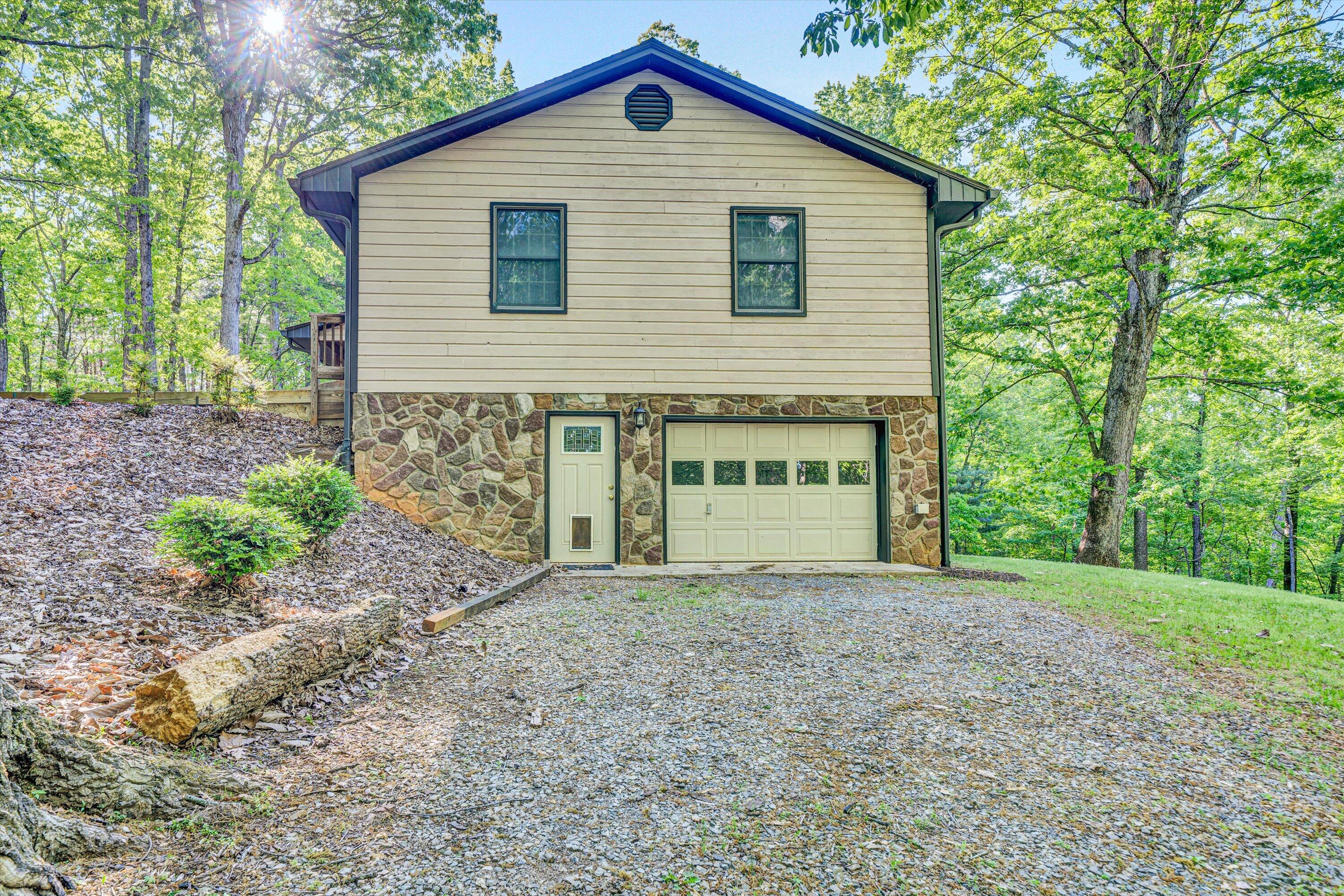 104 Hickory Lake LN