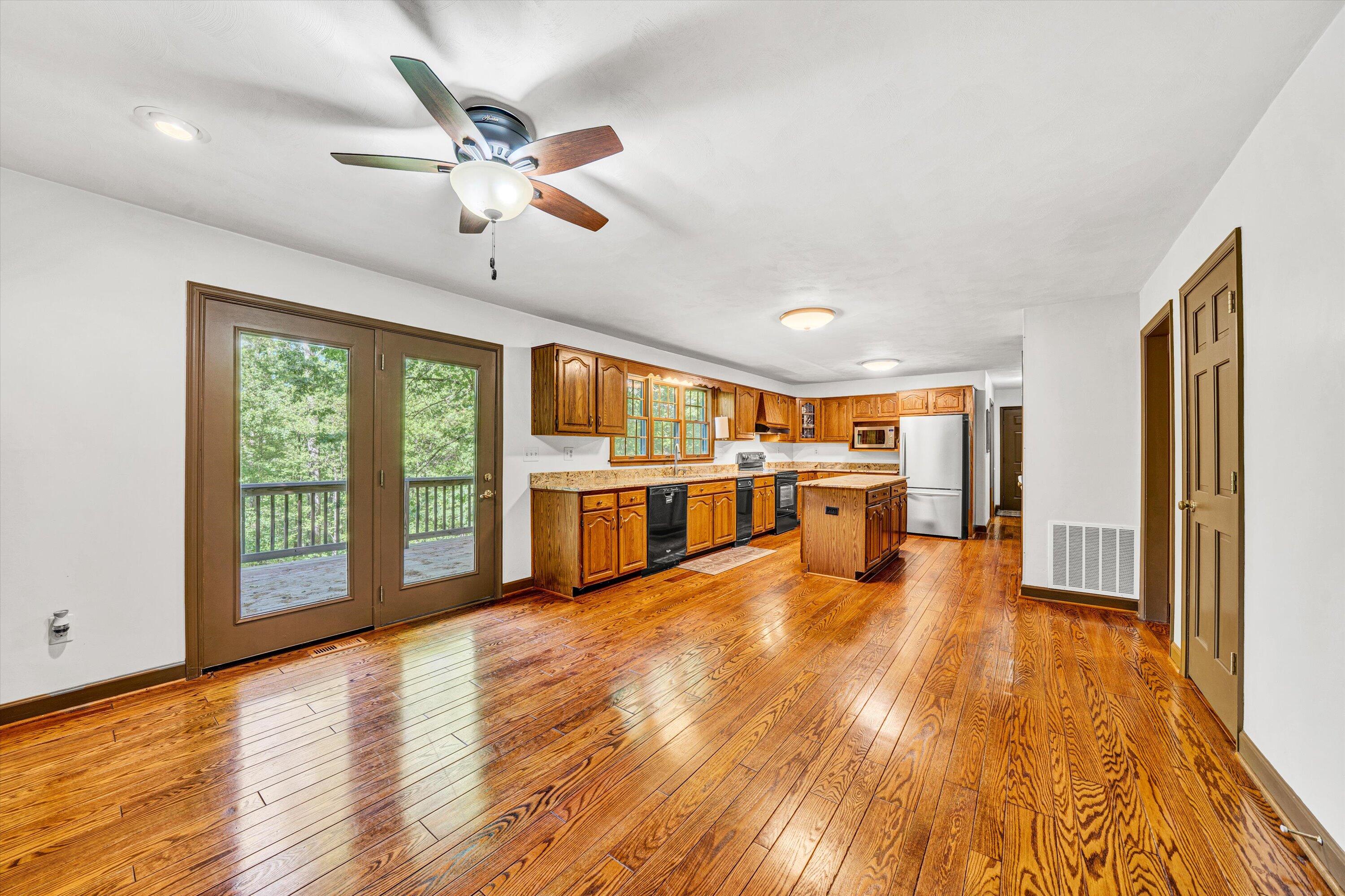 104 Hickory Lake LN