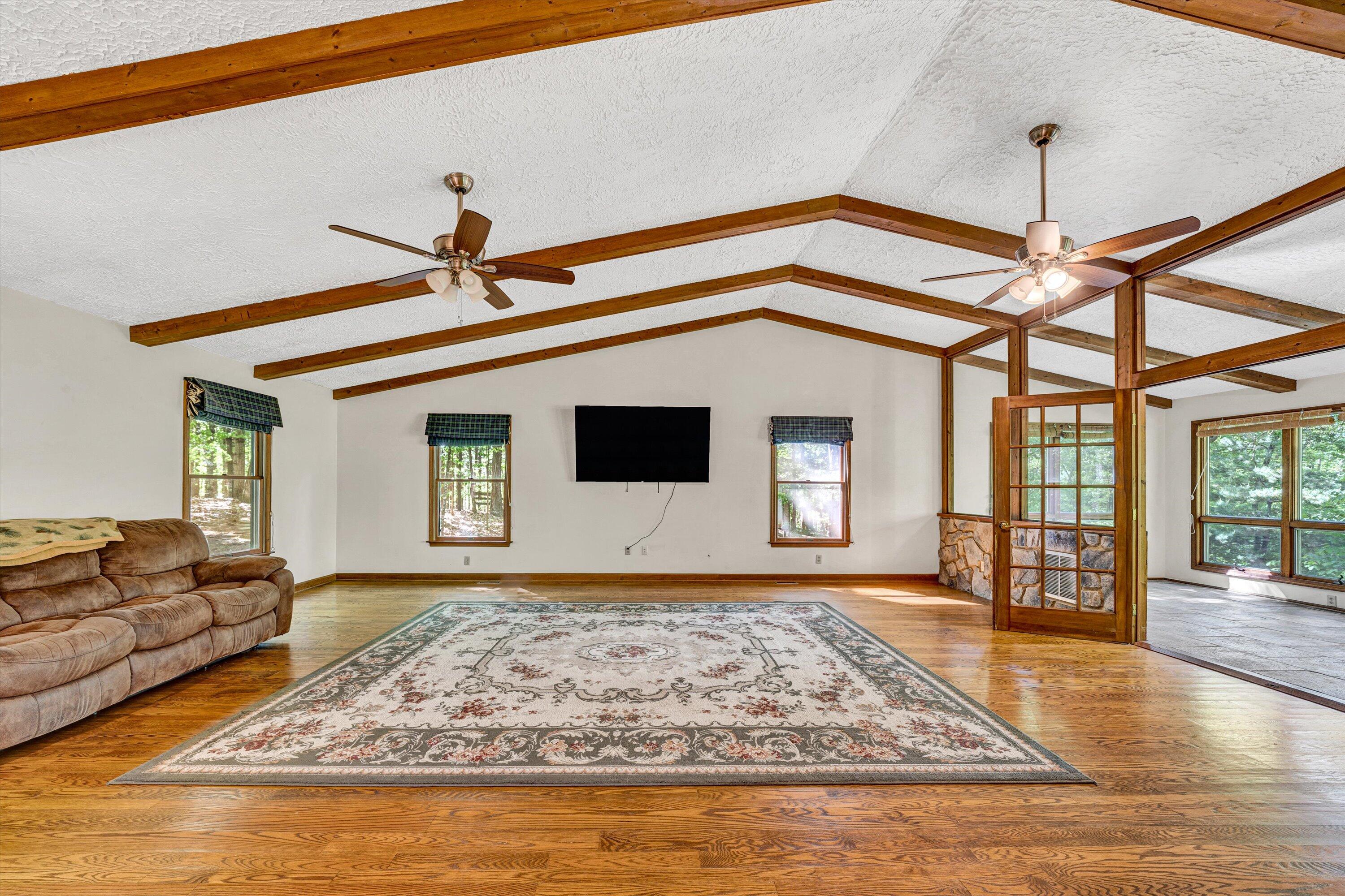 104 Hickory Lake LN