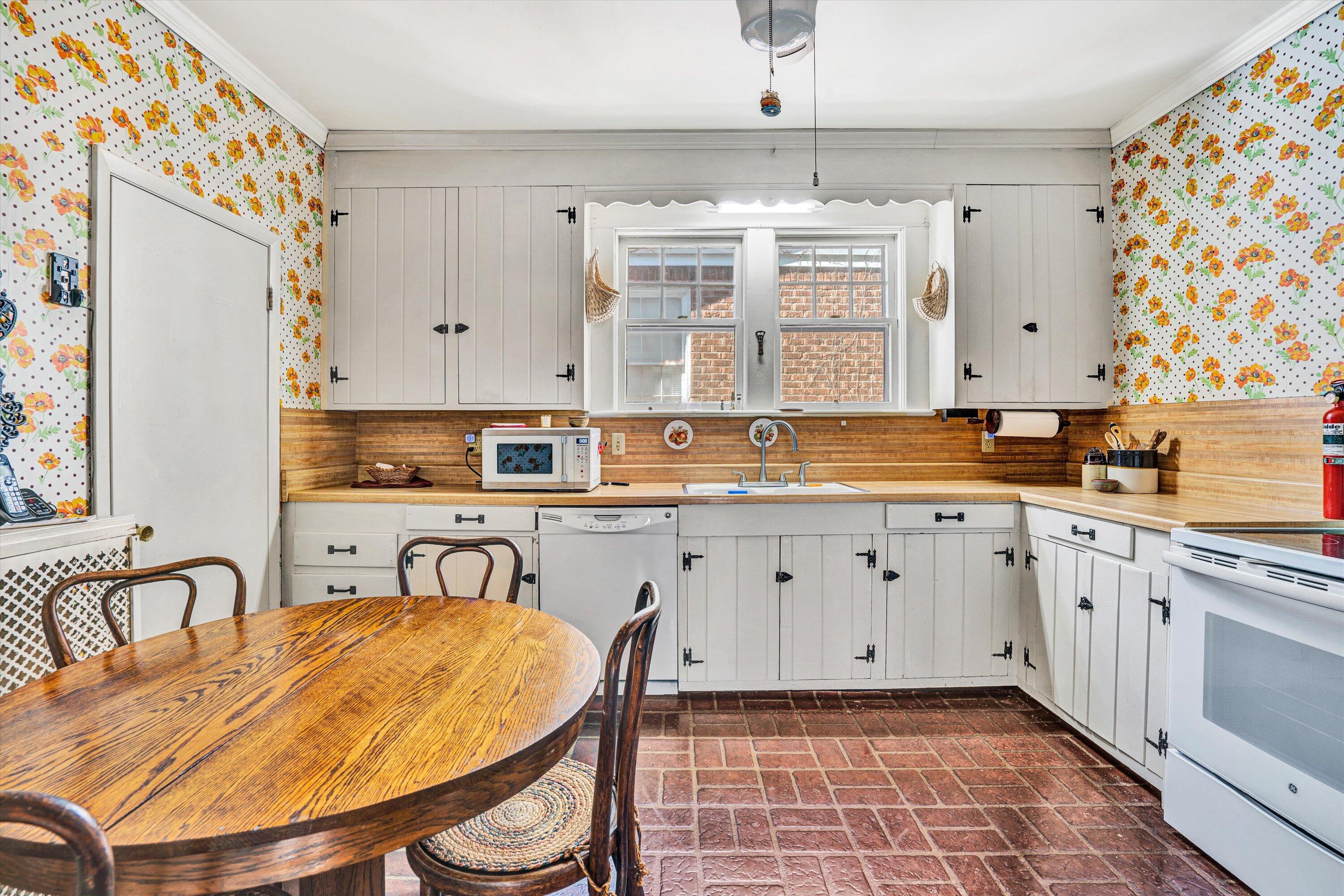 2226 Wycliffe AVE SW