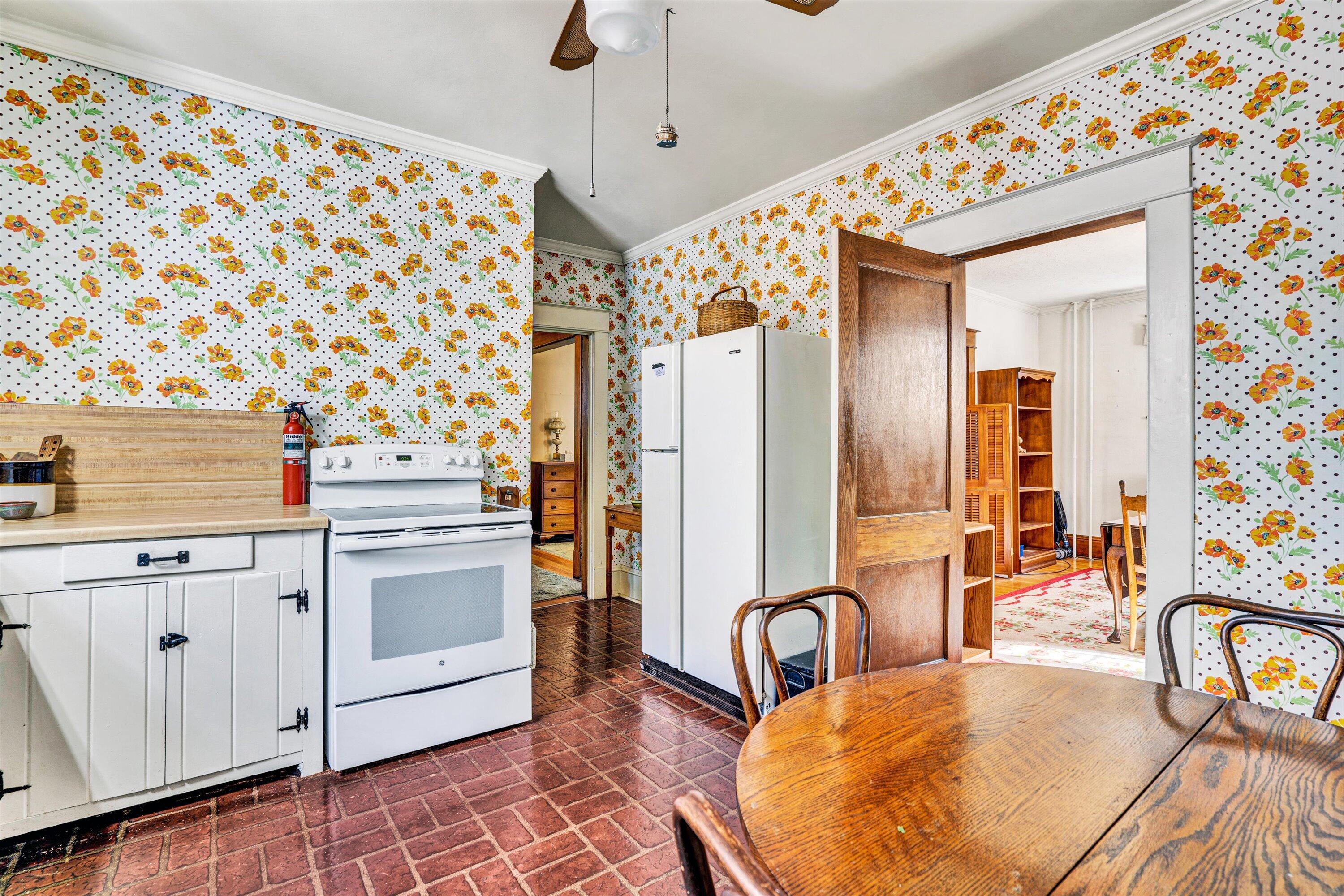 2226 Wycliffe AVE SW