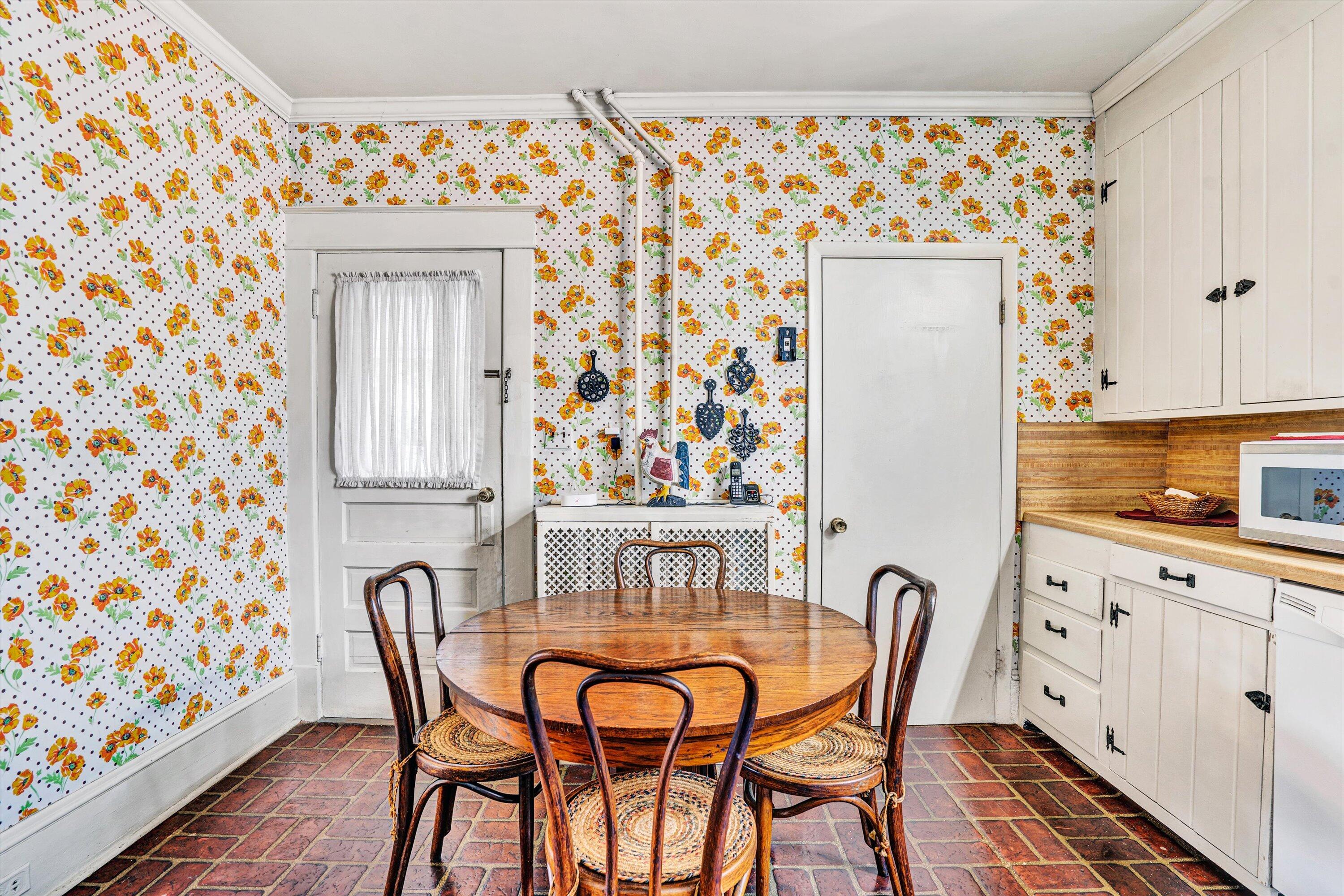 2226 Wycliffe AVE SW