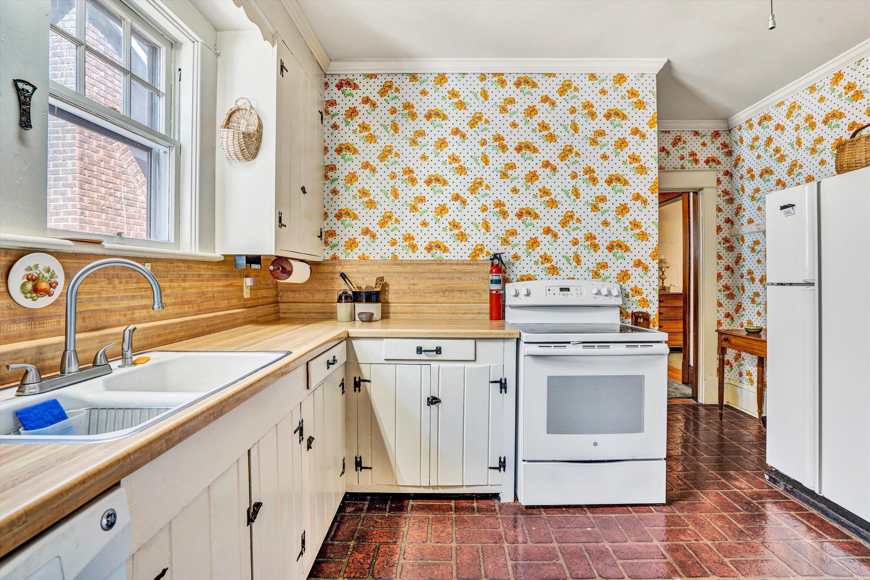 2226 Wycliffe AVE SW