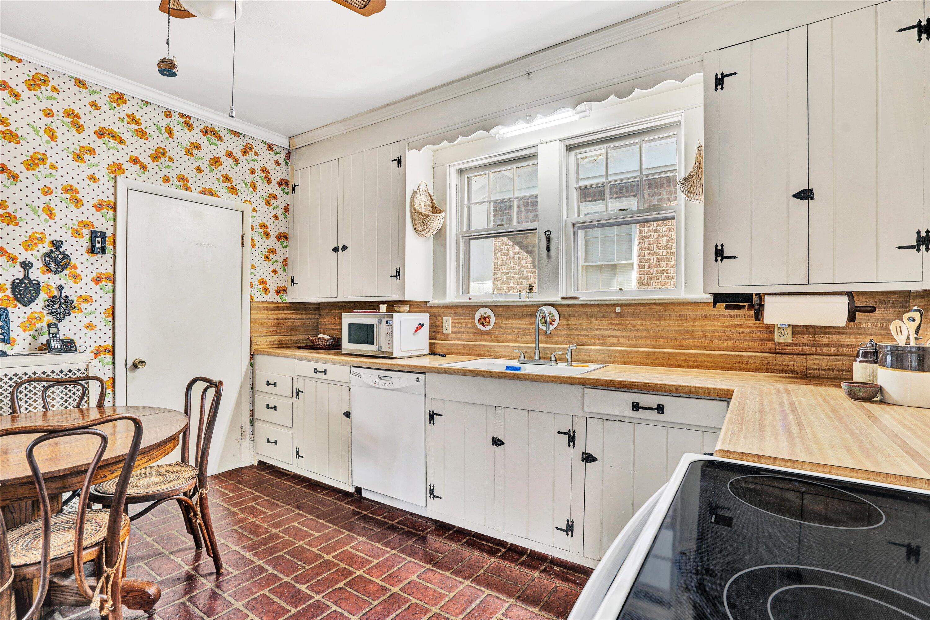 2226 Wycliffe AVE SW