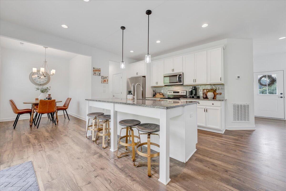 2130 Kings Walk DR NE