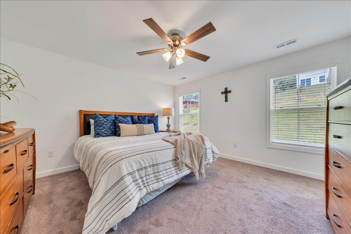 2130 Kings Walk DR NE