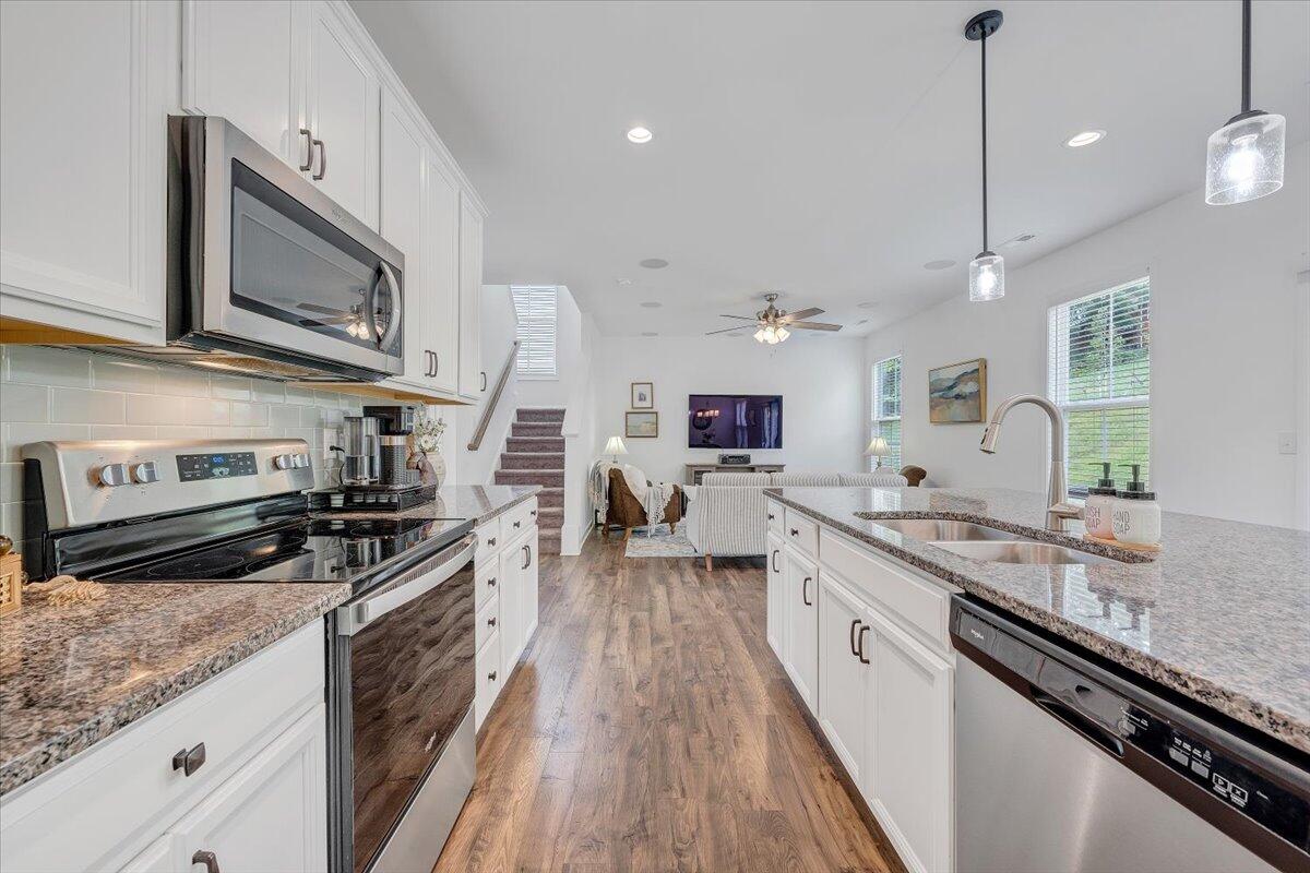 2130 Kings Walk DR NE