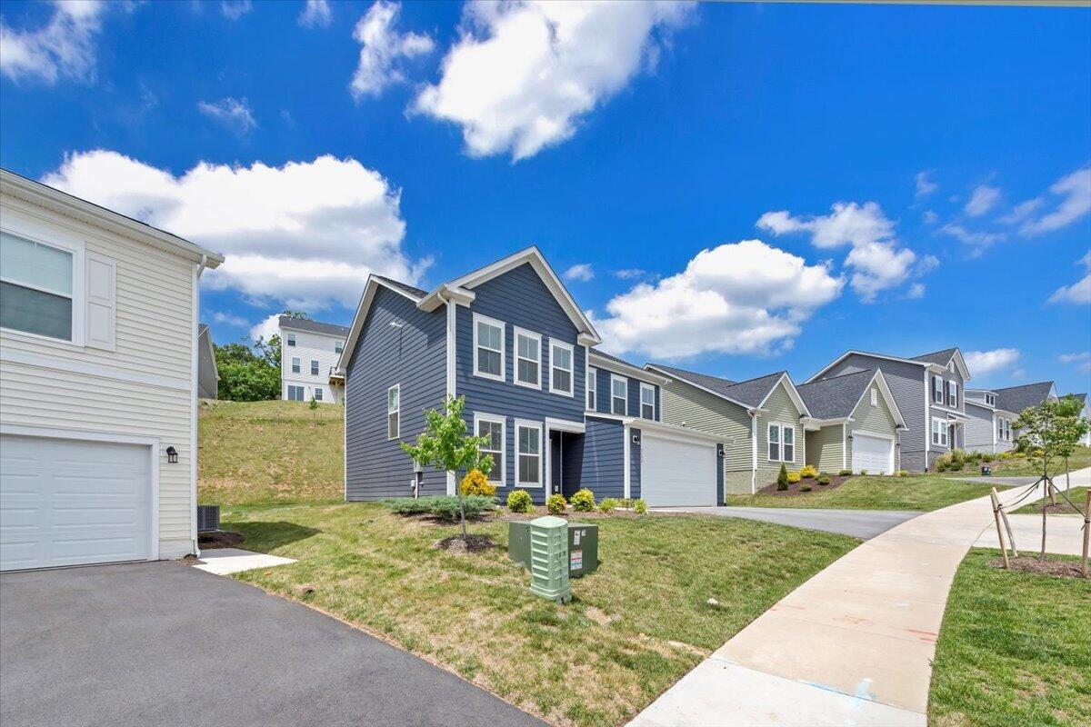 2130 Kings Walk DR NE