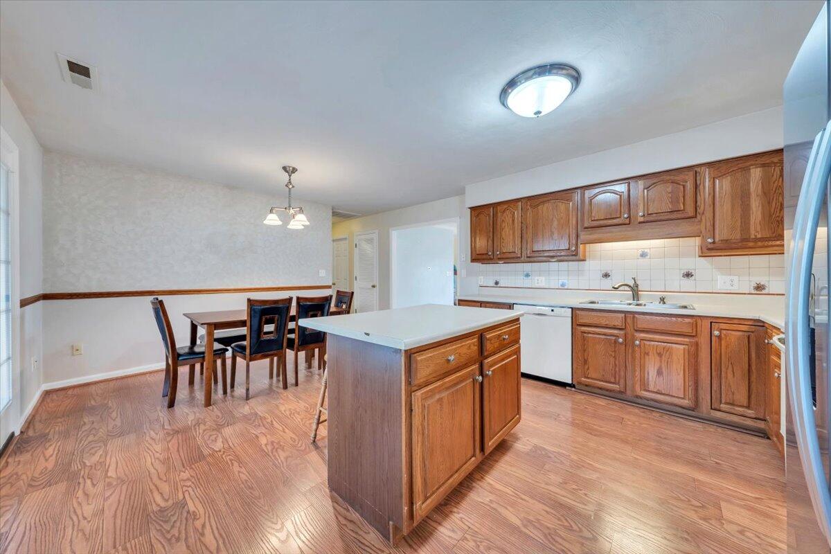 2420 Carlsbad CIR