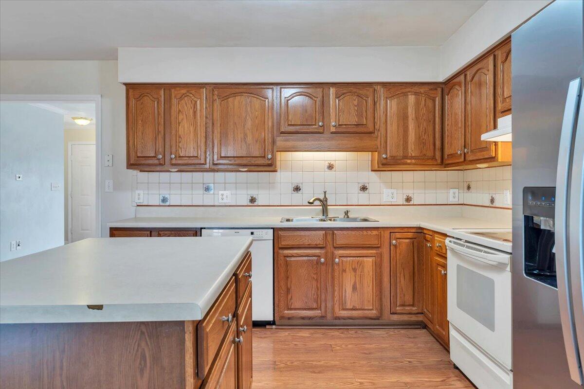 2420 Carlsbad CIR