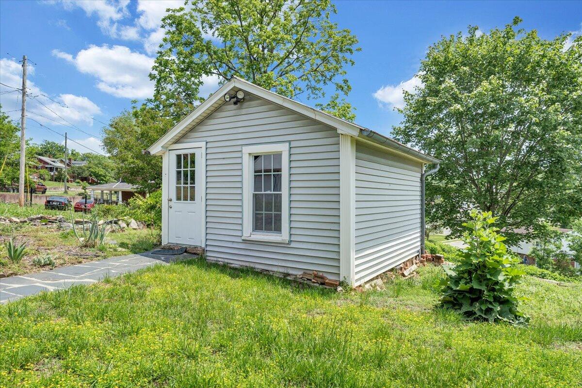 225 N Maple ST