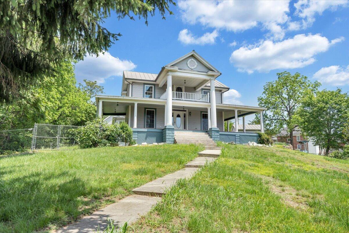 225 N Maple ST