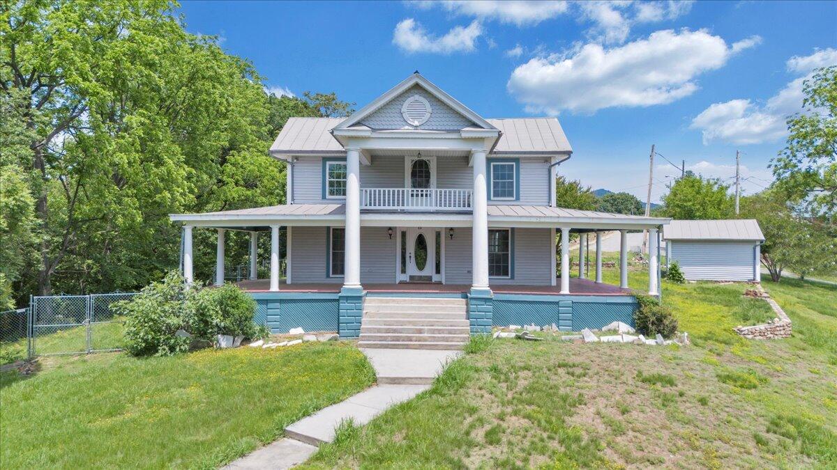 225 N Maple ST