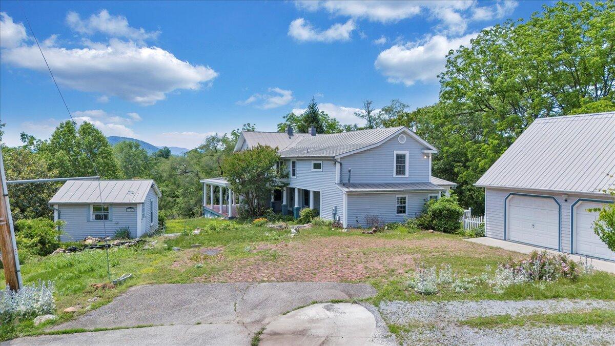 225 N Maple ST