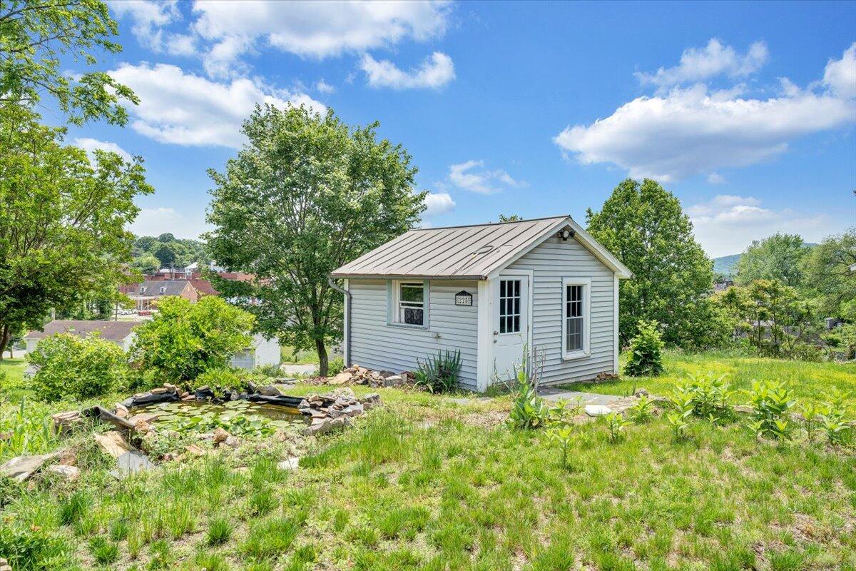225 N Maple ST
