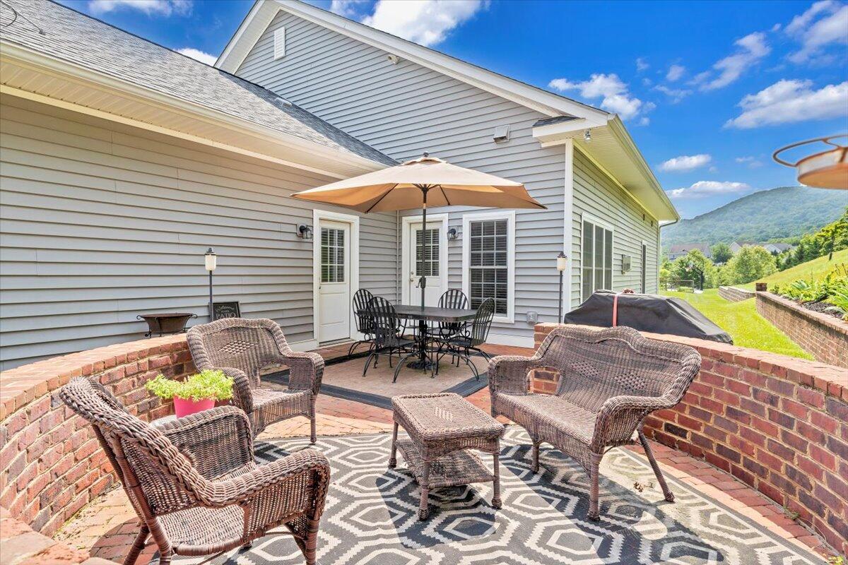 5665 Sullivan LN