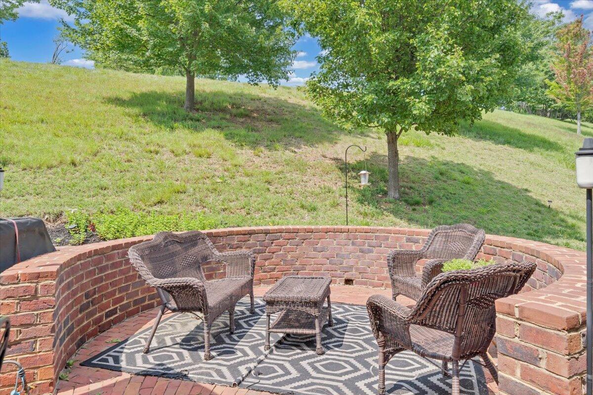 5665 Sullivan LN