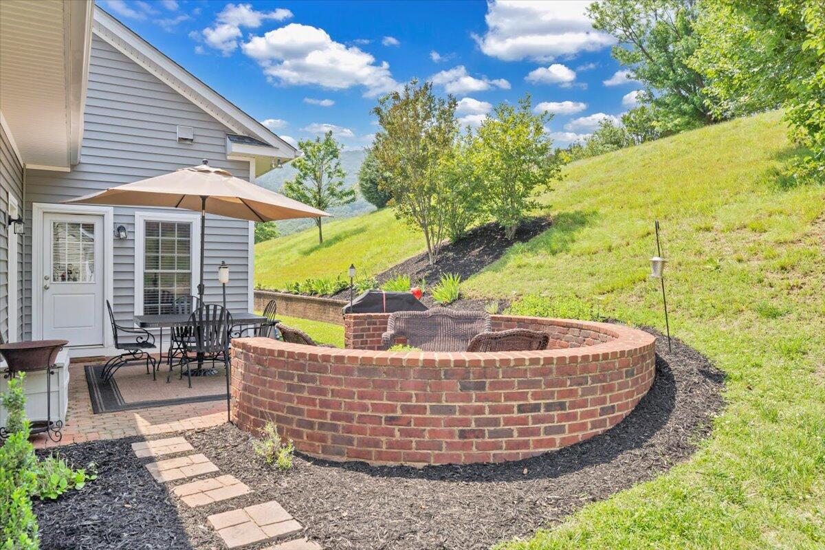 5665 Sullivan LN