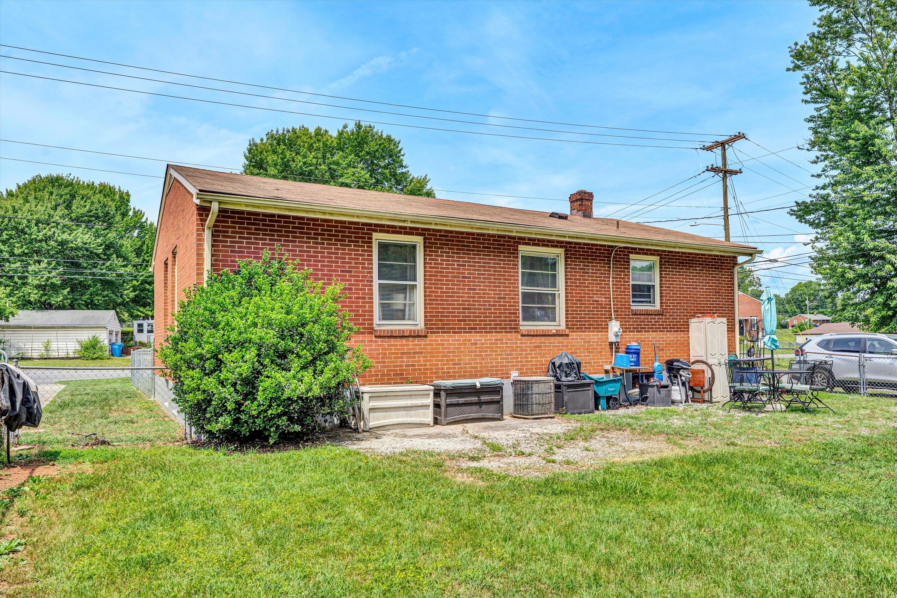 3843 Plantation RD NE