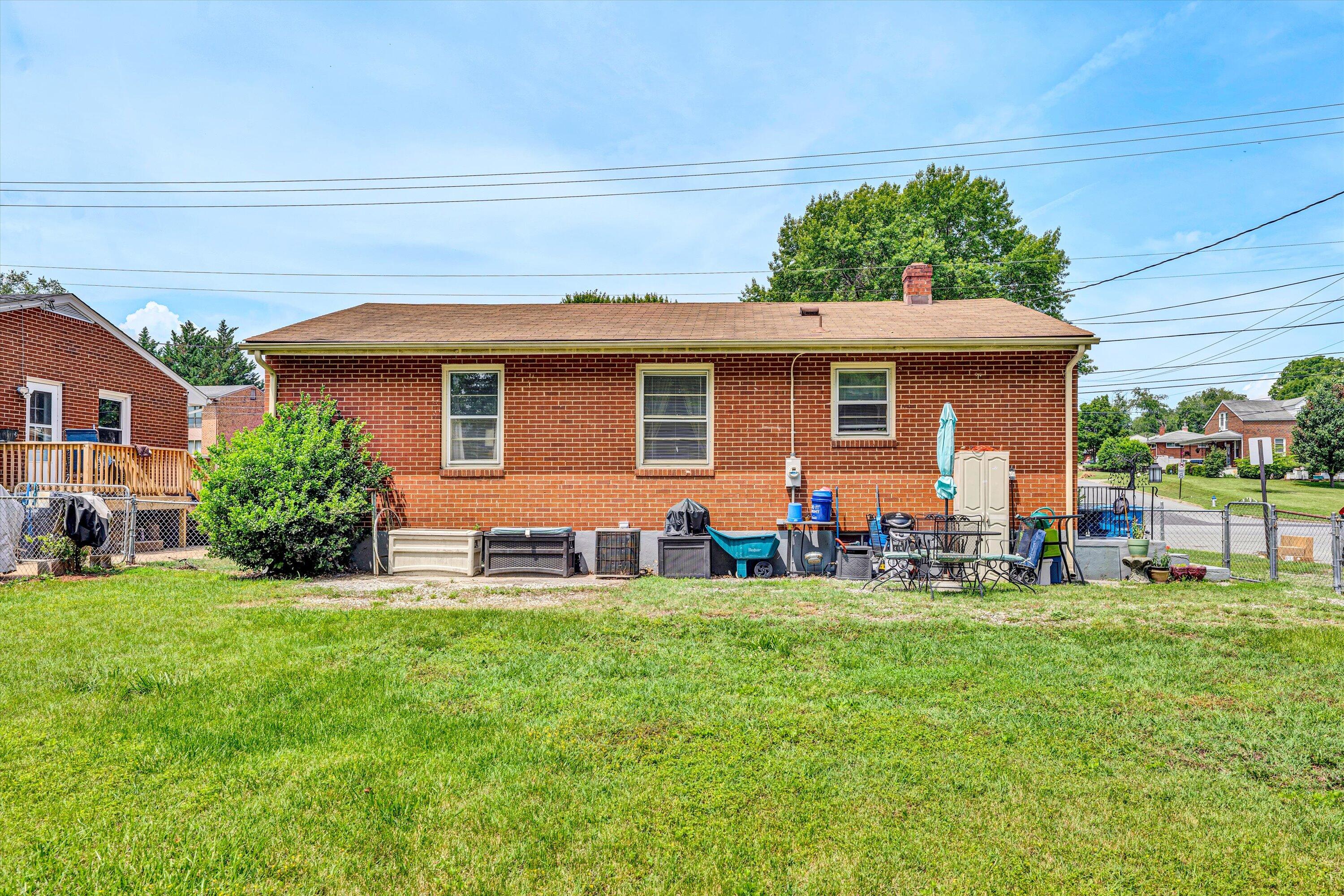 3843 Plantation RD NE