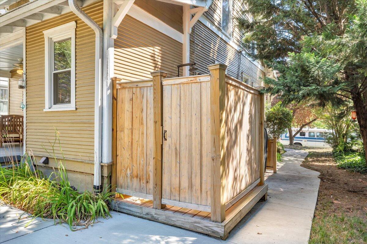 519 Arbutus AVE SE