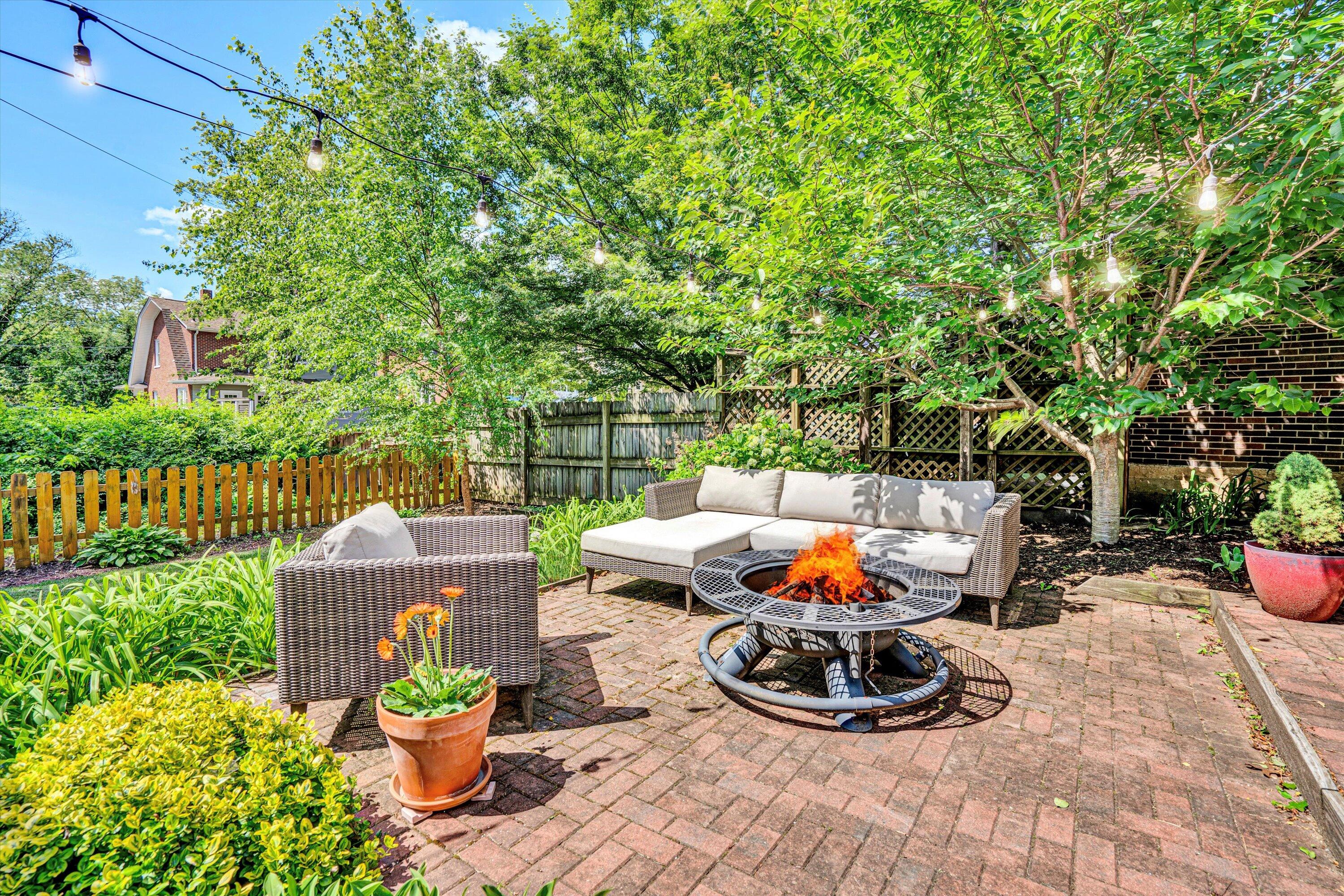 1610 Maiden LN SW